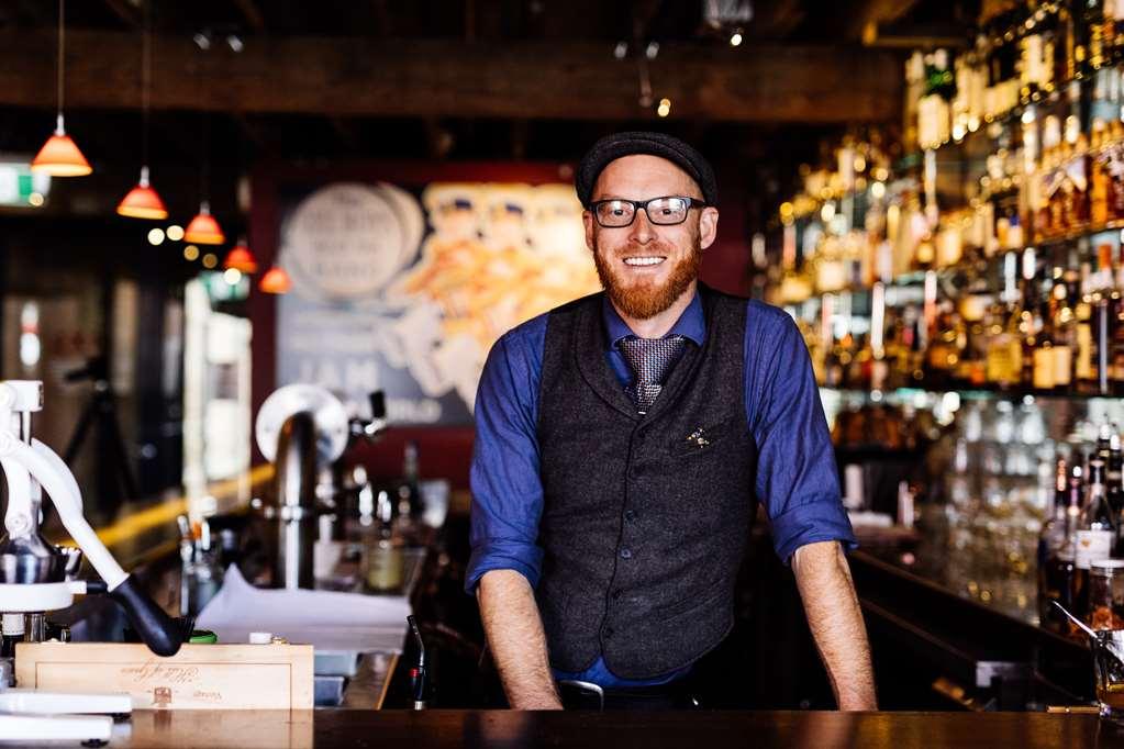 The Henry Jones Art Hotel Хоубарт Ресторант снимка A bartender at work