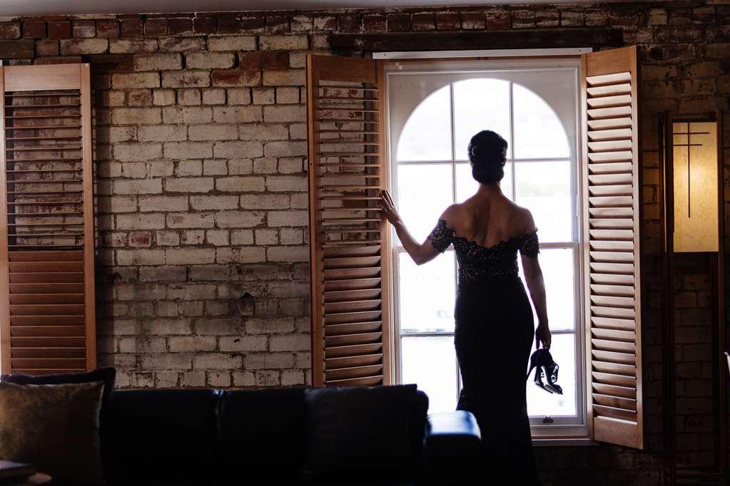 The Henry Jones Art Hotel Хоубарт Удобства снимка A woman in a dress