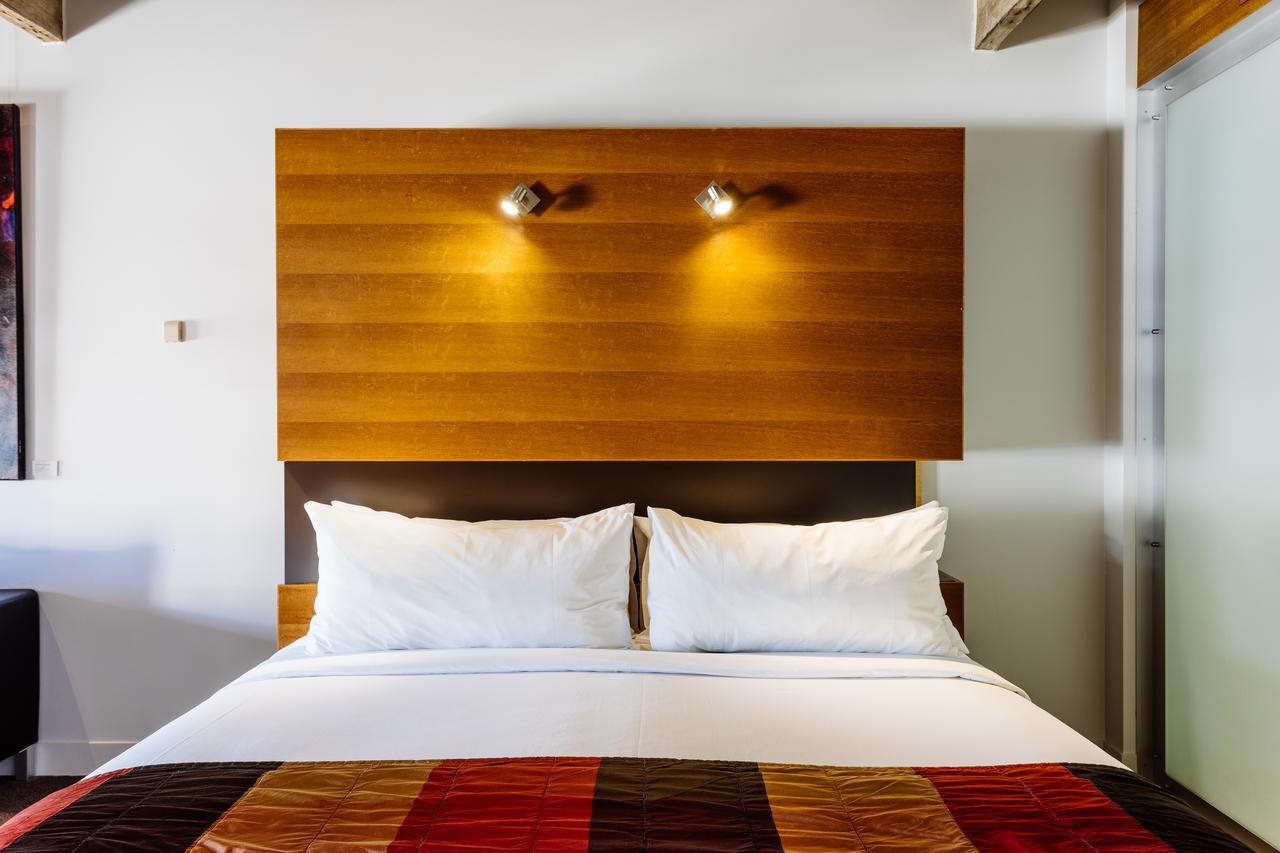 The Henry Jones Art Hotel Хоубарт Екстериор снимка A bed with two pillows