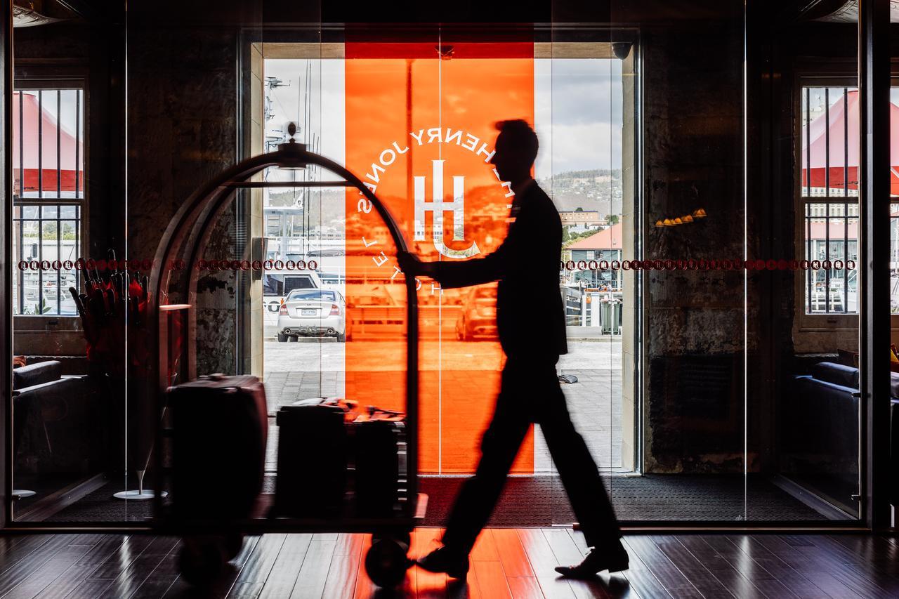 The Henry Jones Art Hotel Хоубарт Екстериор снимка A doorman at the entrance of a hotel
