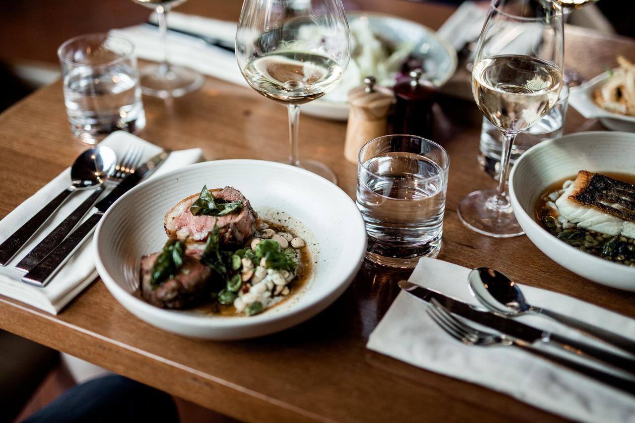 The Henry Jones Art Hotel Хоубарт Екстериор снимка Dishes at the restaurant