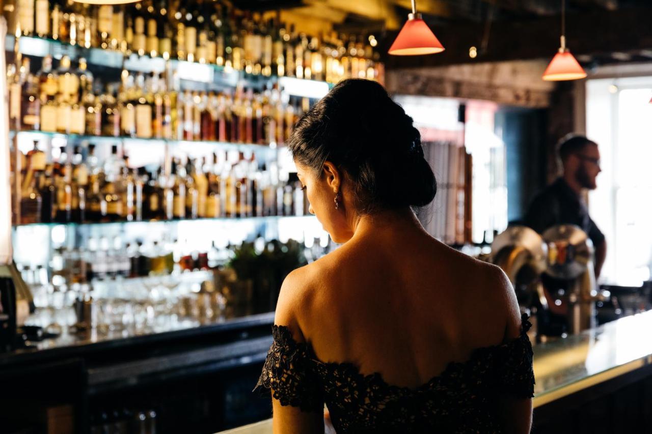 The Henry Jones Art Hotel Хоубарт Екстериор снимка A woman at a bar